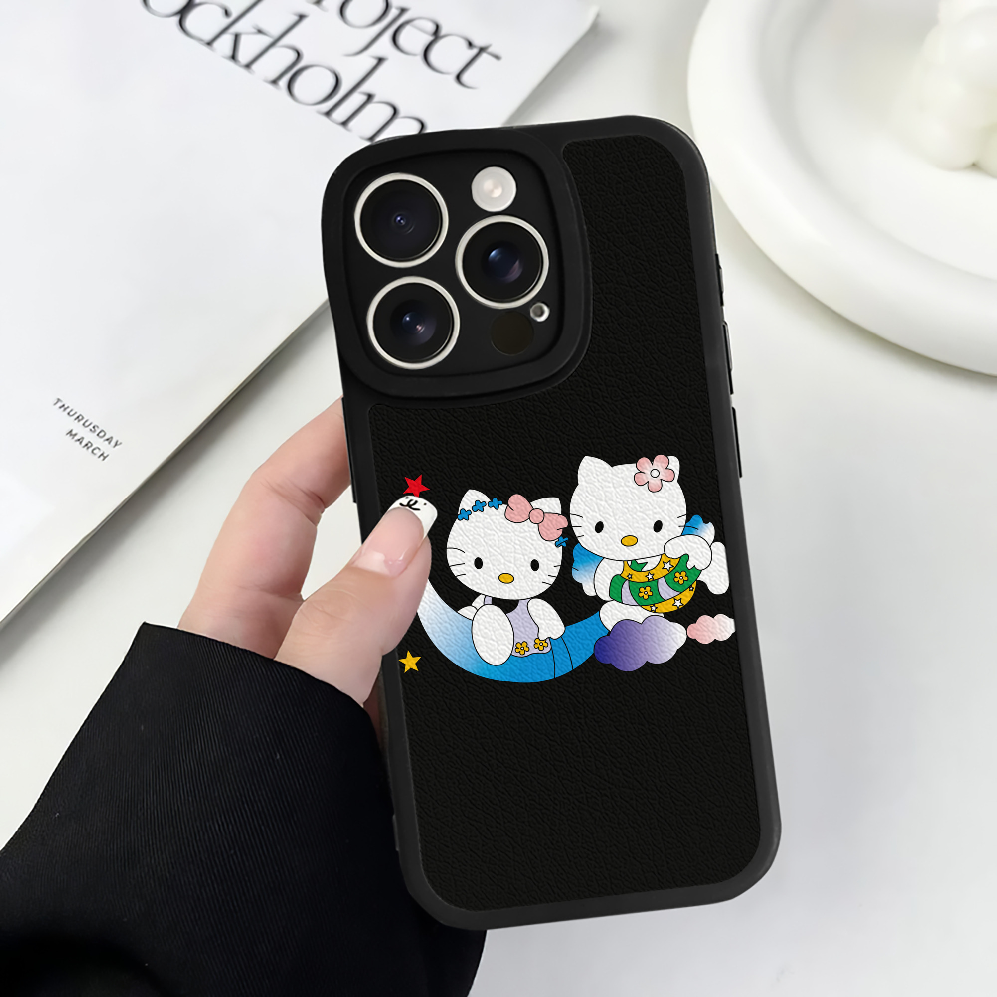 （画像用） Hello Kitty ハローキティ 【iPhone 16シリーズ対応】シリコンスマホケース（レザー調） 材質：シリコン